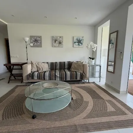 Apartment For 2 With Garden